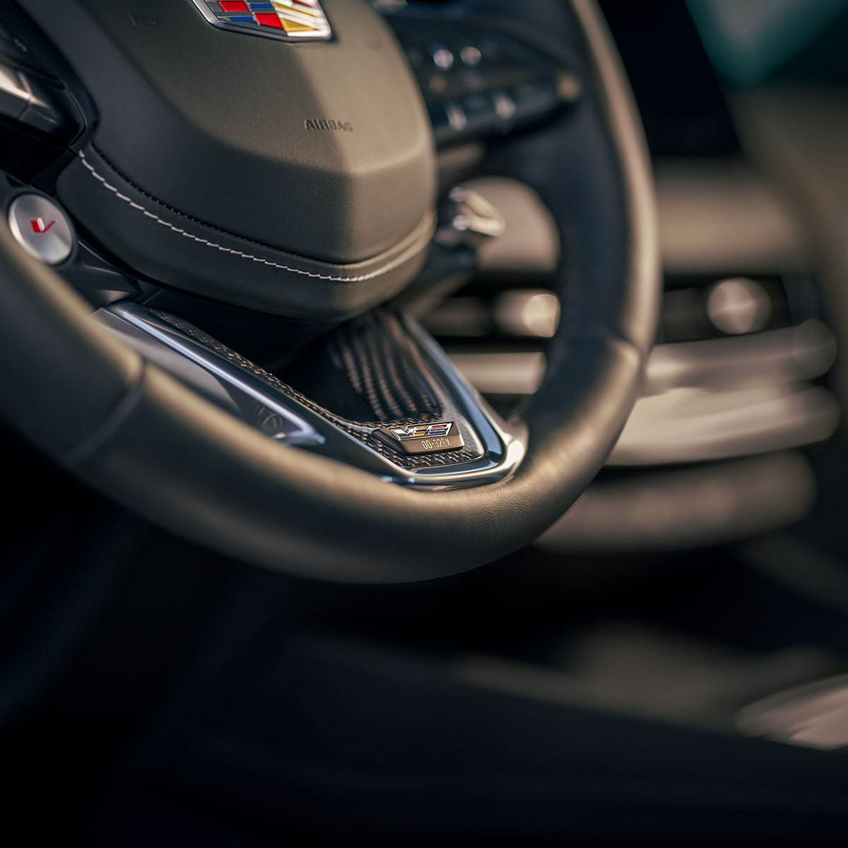 Vue rapprochée du volant de la Cadillac CT5-V 2025.