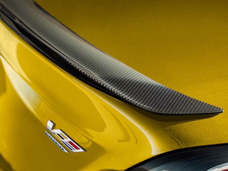 Vue rapprochée des ailerons en fibre de carbone de la berline sport de luxe Cadillac CT4-V 2026.