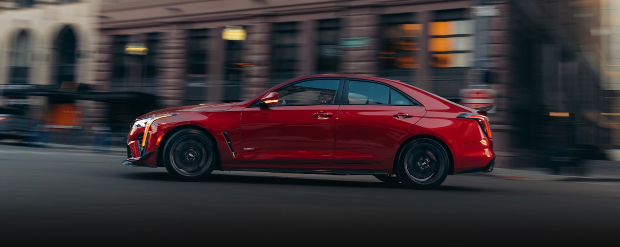 Berline sport de luxe Cadillac CT4-V 2026 en mouvement sur une route.