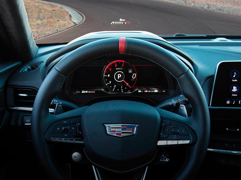 Le volant de la berline sport de luxe Cadillac CT4-V 2026 vu par le conducteur.