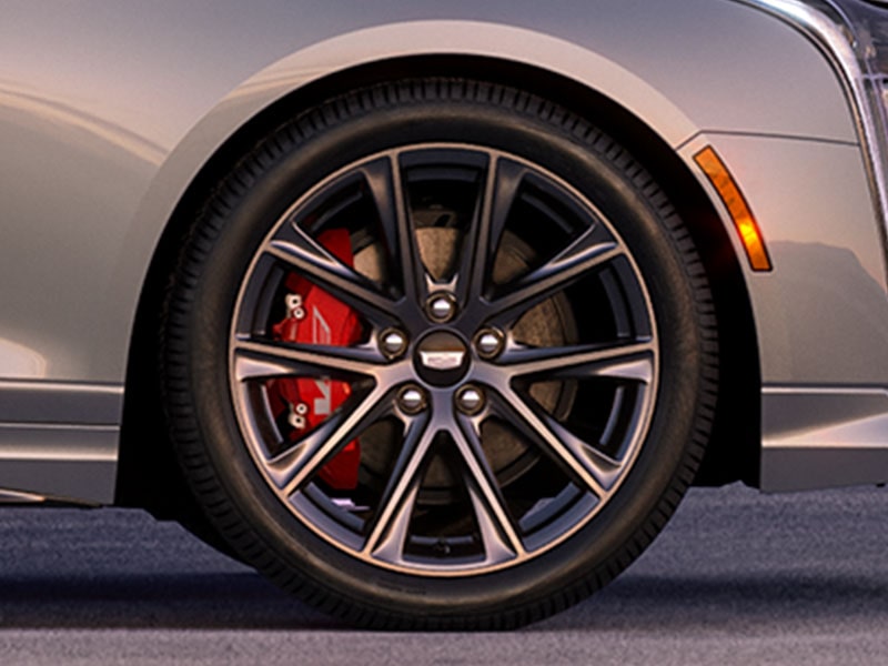 Vue rapprochée des roues haut de gamme en alliage de la berline de luxe Cadillac CT4 2026.