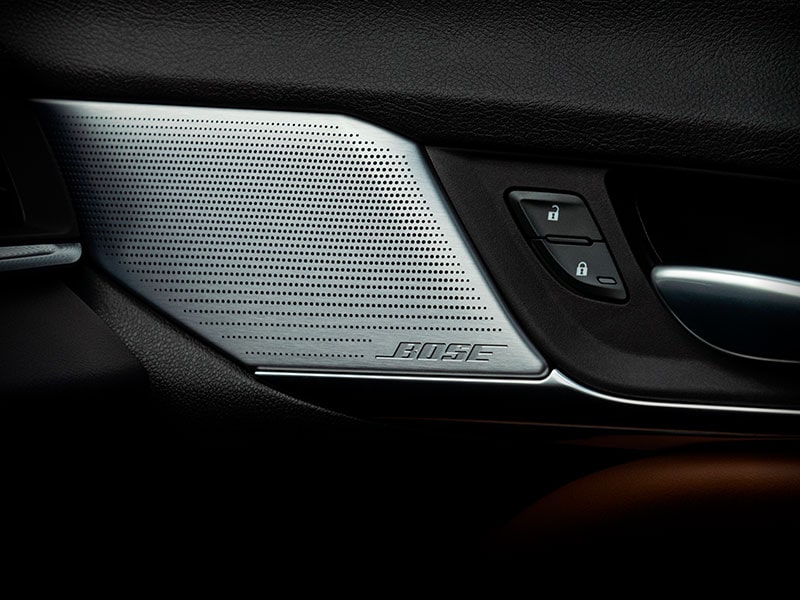 Vue rapprochée du système sonore Bose à 14 haut-parleurs de la berline de luxe Cadillac CT4 2026.