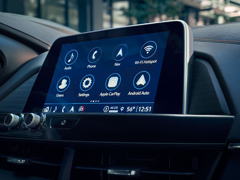 Vue rapprochée de l’écran du système d’infodivertissement de 8 po en diagonale de la berline de luxe Cadillac CT4 2026.