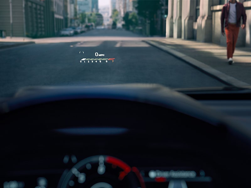 Vue rapprochée du dispositif de visualisation tête haute en couleur de la berline de luxe Cadillac CT4 2026.