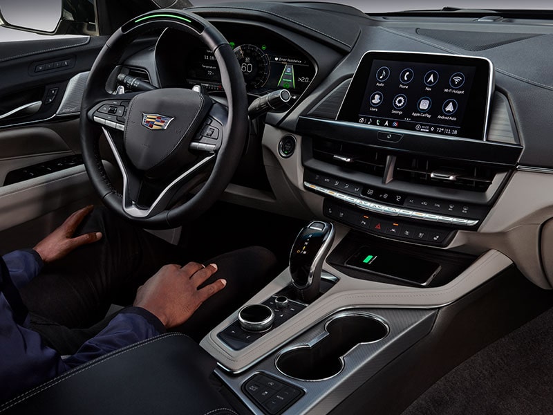 Une personne utilise la technologie mains libres Super Cruise au volant de la berline de luxe Cadillac CT4 2026.