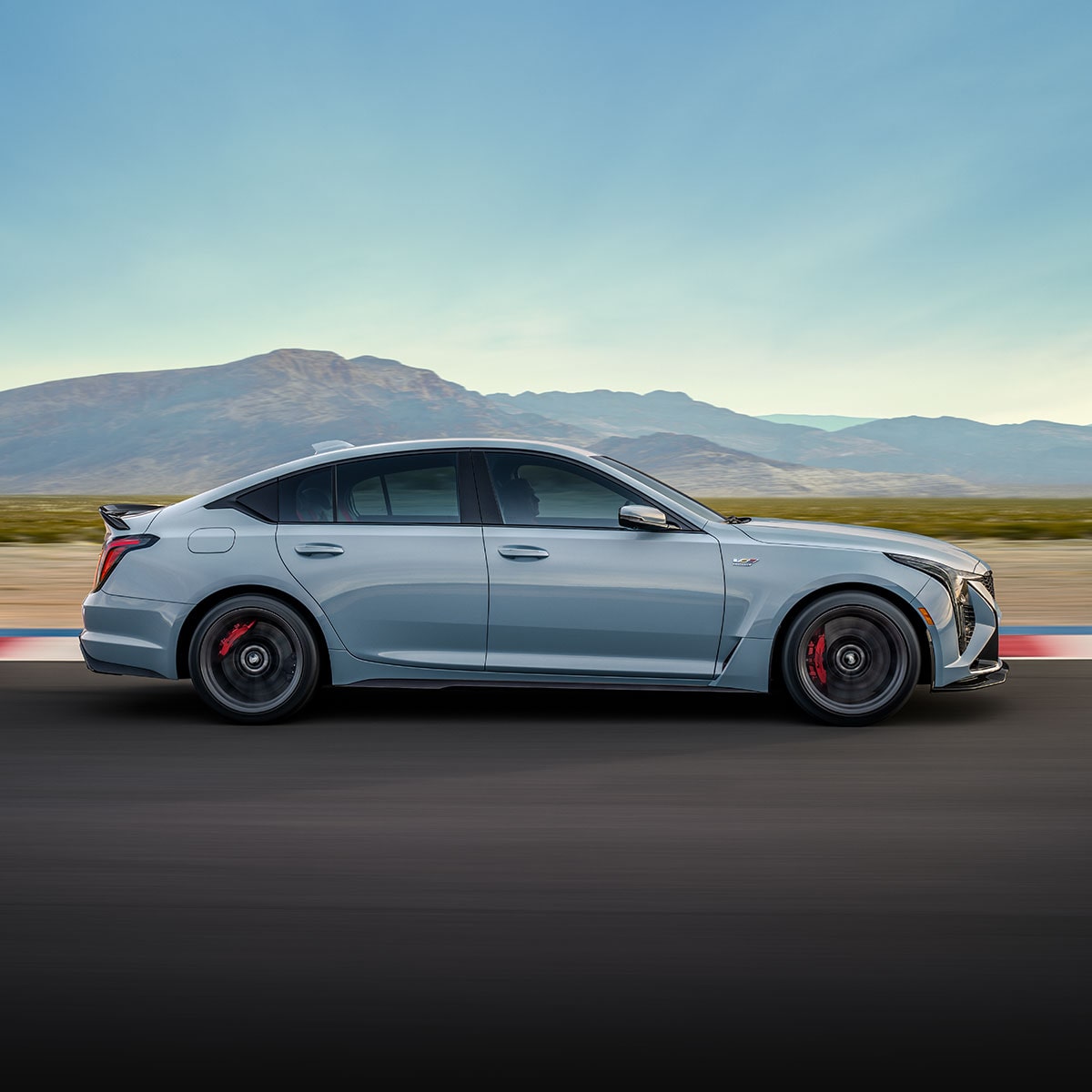Vue latérale droite de la Cadillac CT5-V 2026.