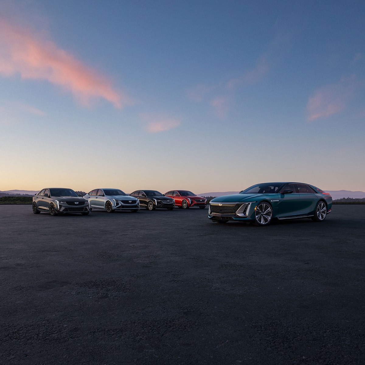 La gamme de berlines Cadillac stationnée en plein désert au crépuscule