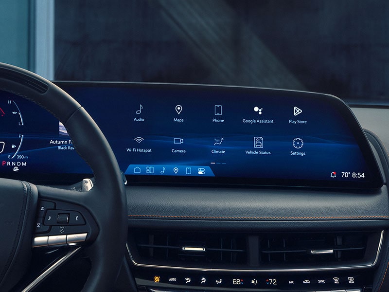 Gros plan sur les applications Google intégrées affichées sur le système d'infodivertissement d'un véhicule Cadillac