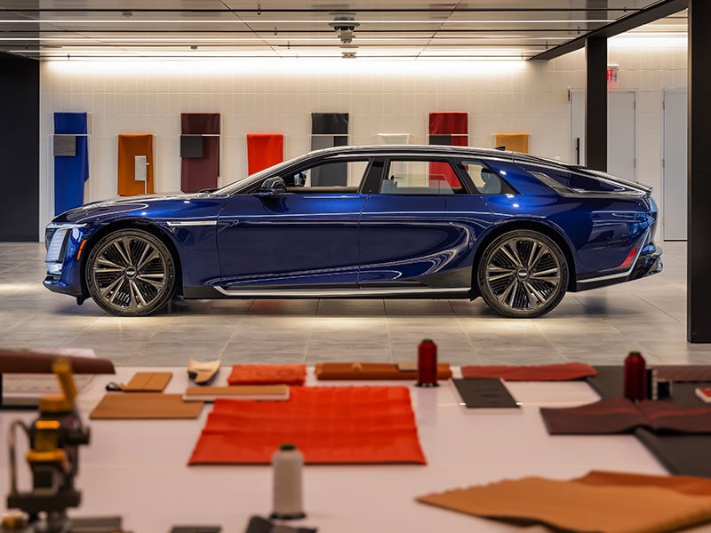 Vue depuis le siège passager de l'écran de 55 pouces et du tableau de bord de la Cadillac CELESTIQ Magnetic Design ultra-luxueuse