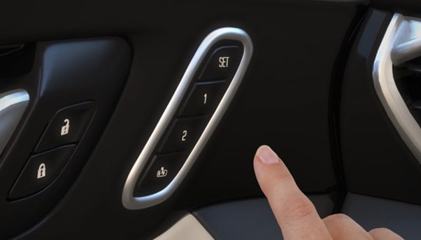 Découvrez comment régler les options des sièges à mémoire de votre véhicule Cadillac.