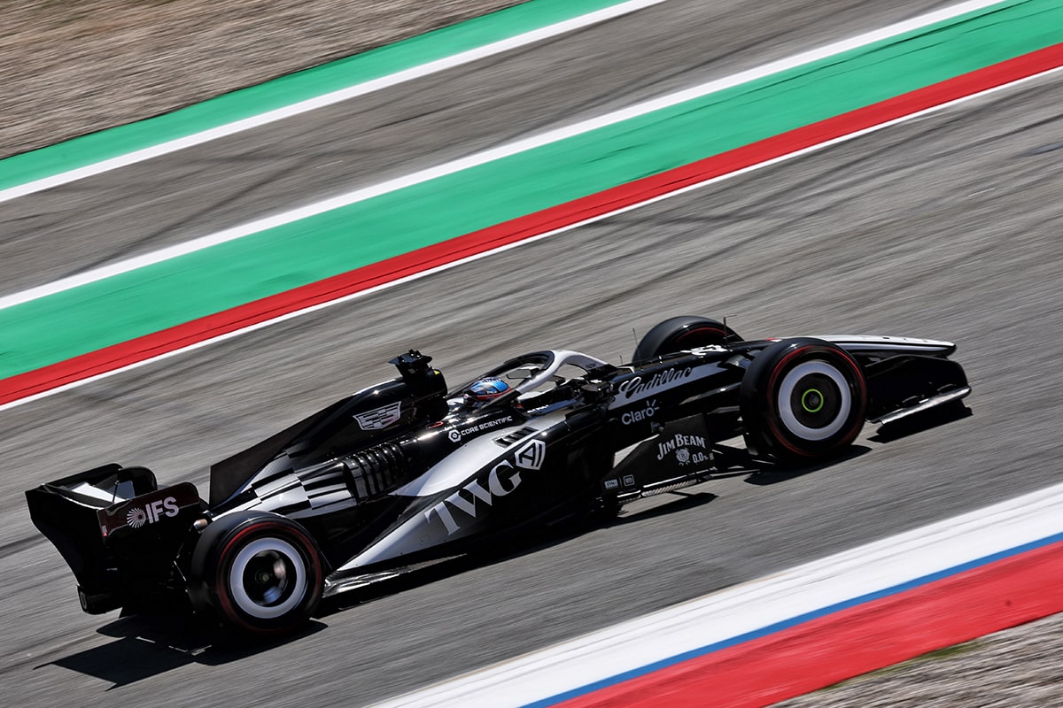 Une voiture de course de Formule 1 Cadillac filant à toute allure sur un circuit.