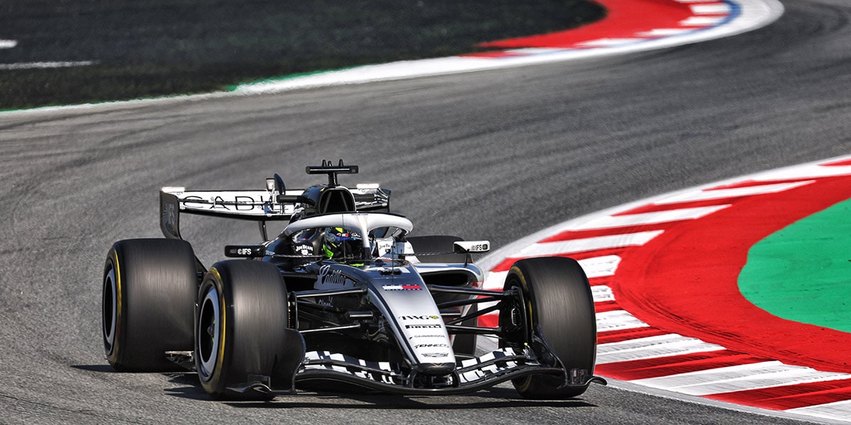 Une voiture de course de Formule 1 Cadillac filant à toute allure sur un circuit.