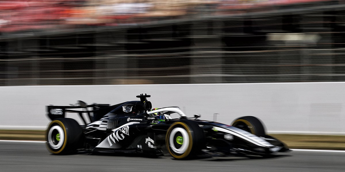Une voiture de course de Formule 1 Cadillac filant à toute allure sur un circuit.