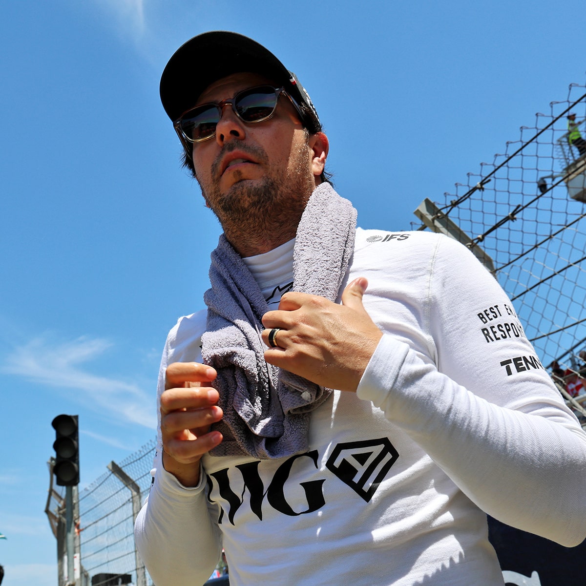 Le pilote de l'écurie de F1 Cadillac, Checo Perez, debout devant une foule.