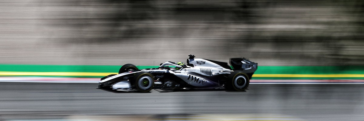 Une voiture de course de Formule 1 Cadillac filant à toute allure sur un circuit.