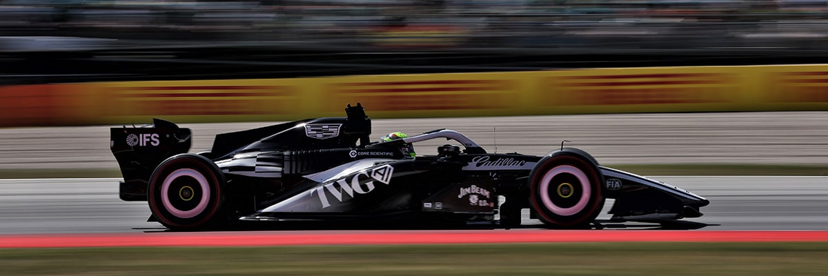 Une voiture de course de Formule 1 Cadillac filant à toute allure sur un circuit.﻿