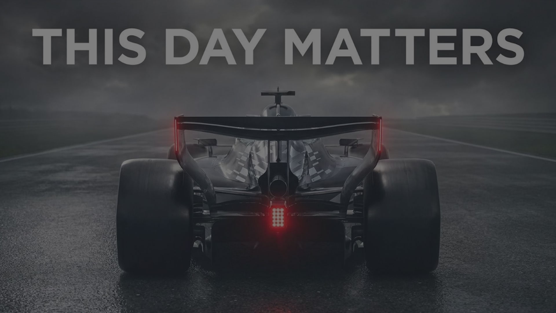 Vue arrière de la voiture de course de la Cadillac Formula 1® Team avec le titre « This day matters ».