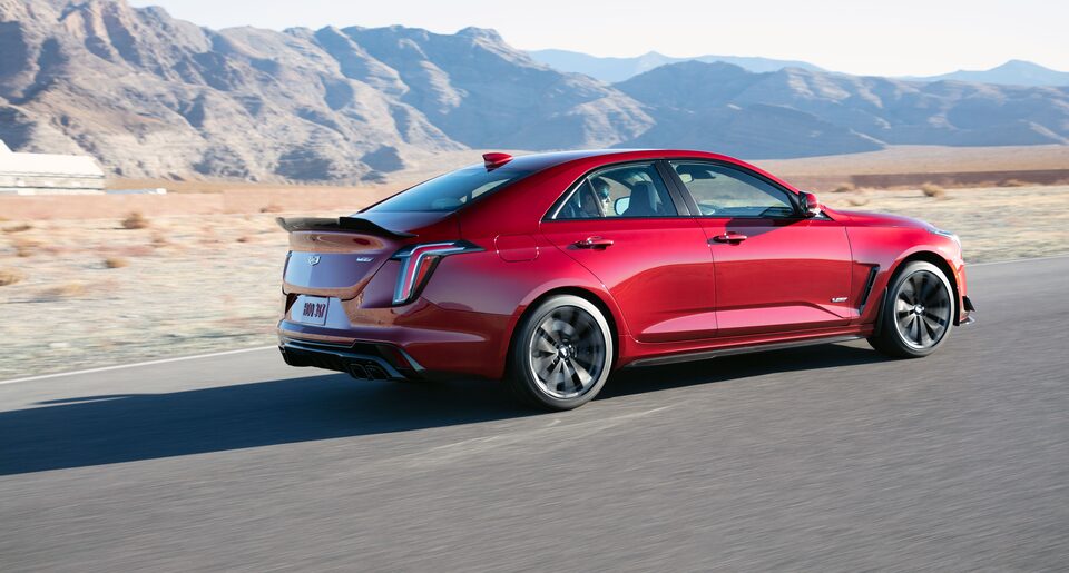 Vue latérale droite de la Cadillac CT4-V Blackwing en mouvement.