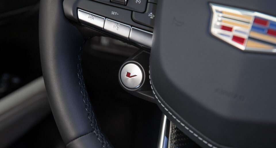 Emblème de la série V de Cadillac sur le volant.