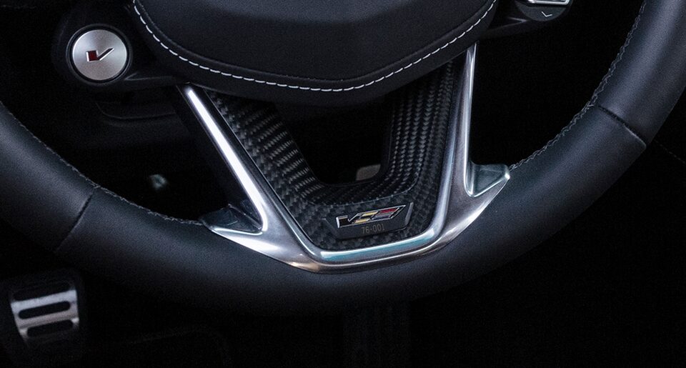Volant Cadillac avec la marque emblématique de la série V.
