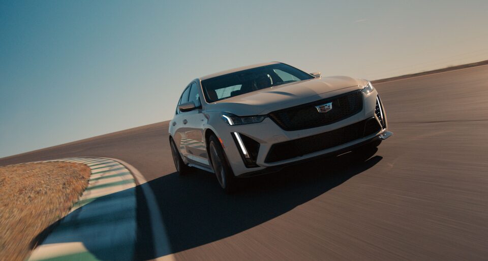 Série V de Cadillac avec aérodynamisme exclusif digne des voitures de course.