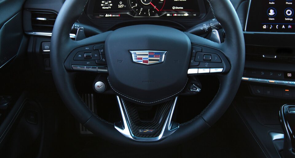 Volant Cadillac avec l’emblème de la série V.