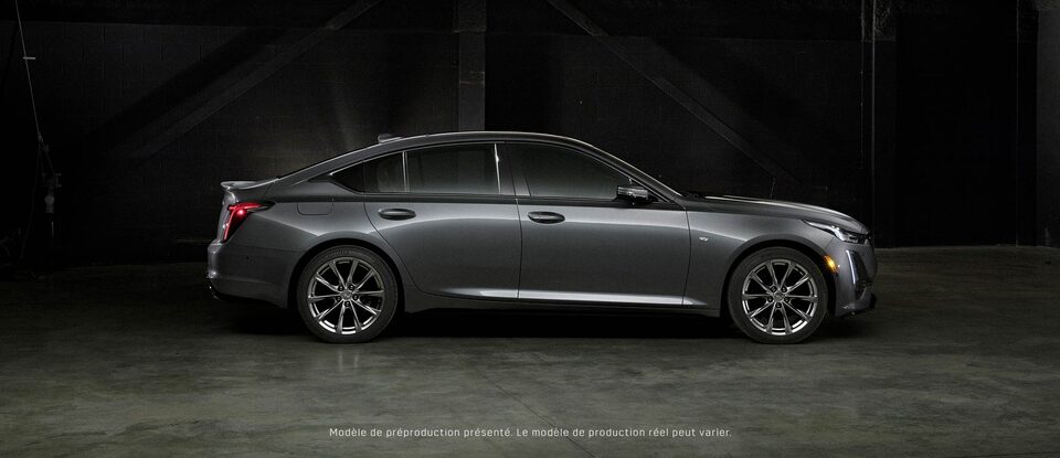 Vue du côté droit de l'extérieur d'une Cadillac CT5 2020 gris foncé.