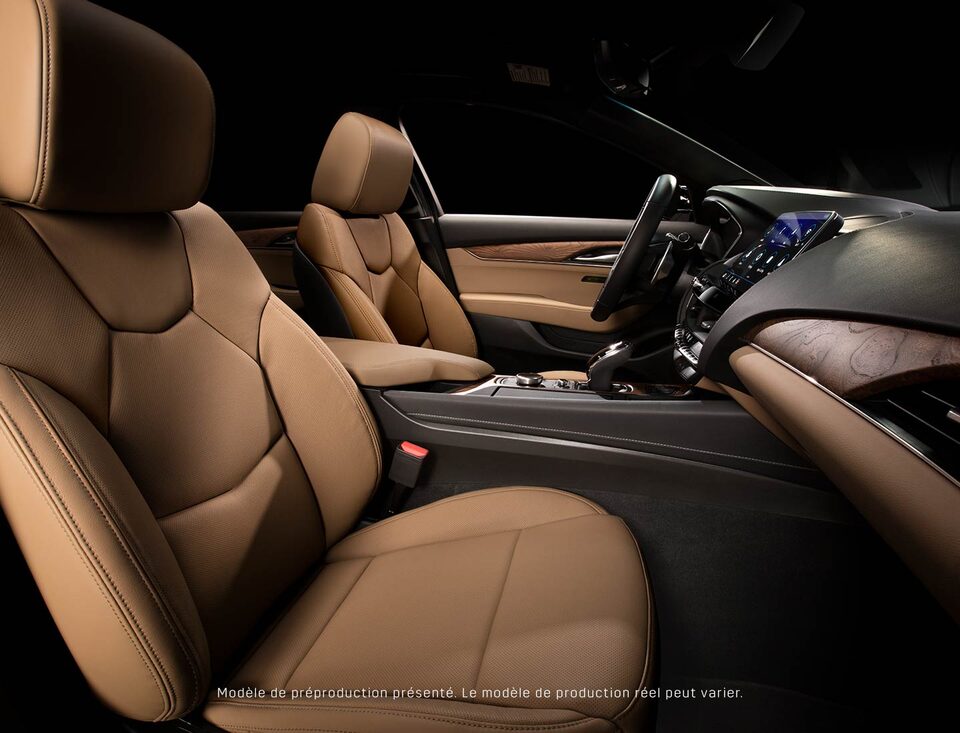 Habitacle de la Cadillac CT5 2020 avec sièges en cuir marron clair et tableau de bord brun foncé et noir.