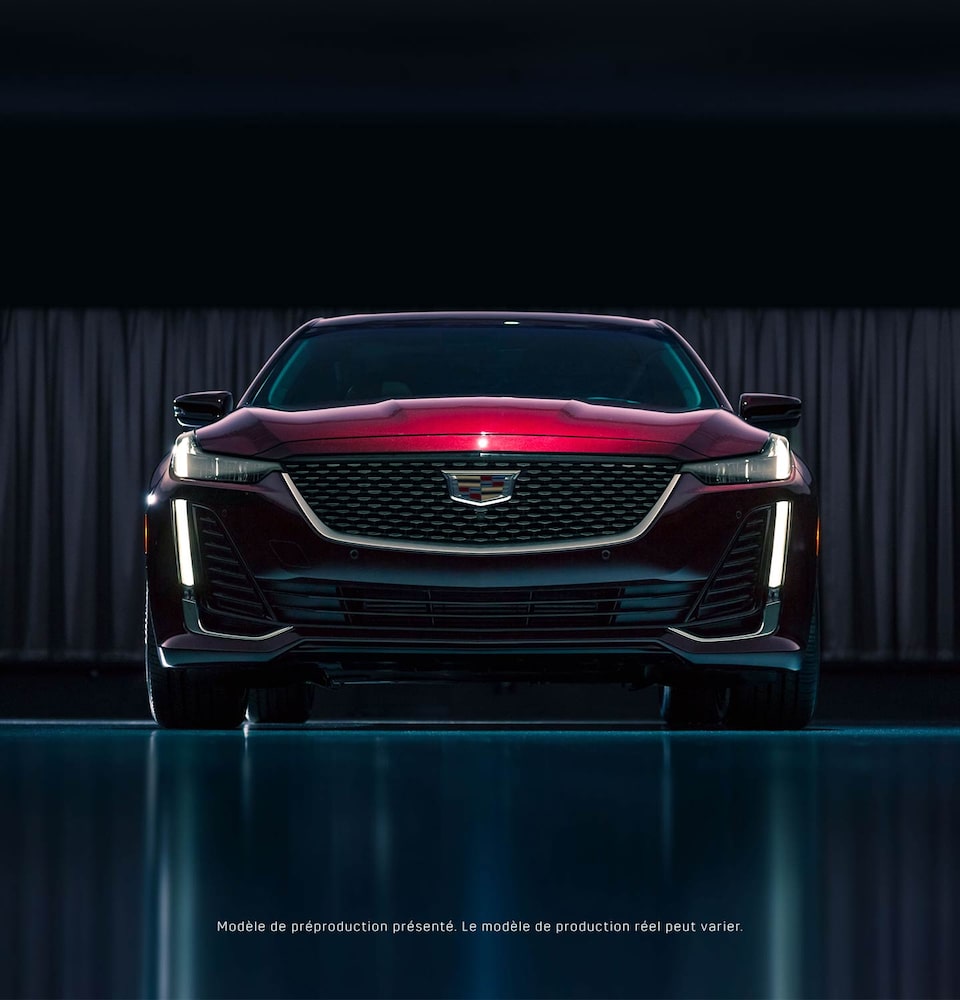 Vue de face d'une Cadillac CT5 2020 rouge foncé.