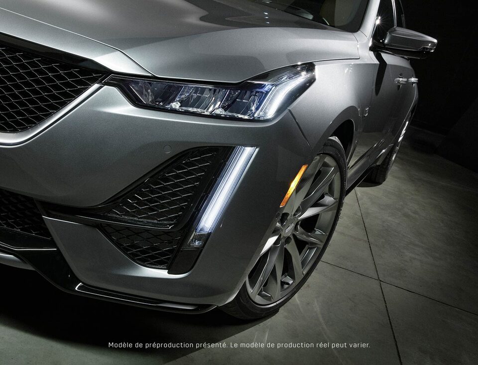 Vue rapprochée d'une Cadillac CT5 2020 gris foncé.
