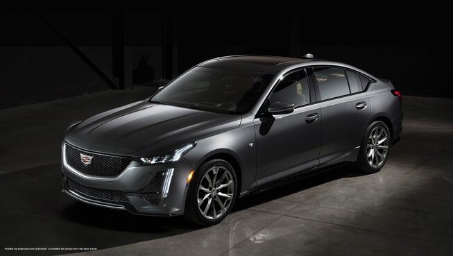 Vue de face d'une Cadillac CT5 2020 gris foncé.