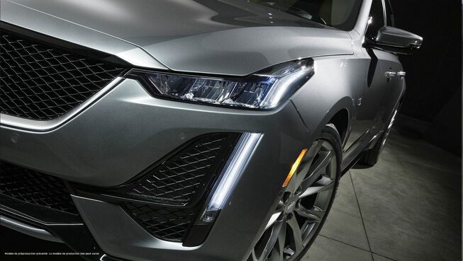 Vue rapprochée d'une Cadillac CT5 2020 gris foncé.