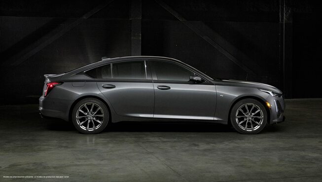 " Vue du côté droit d'une Cadillac CT5 2020 gris foncé."