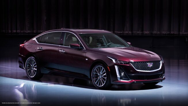 Vue de face d'une Cadillac CT5 2020 rouge foncé.