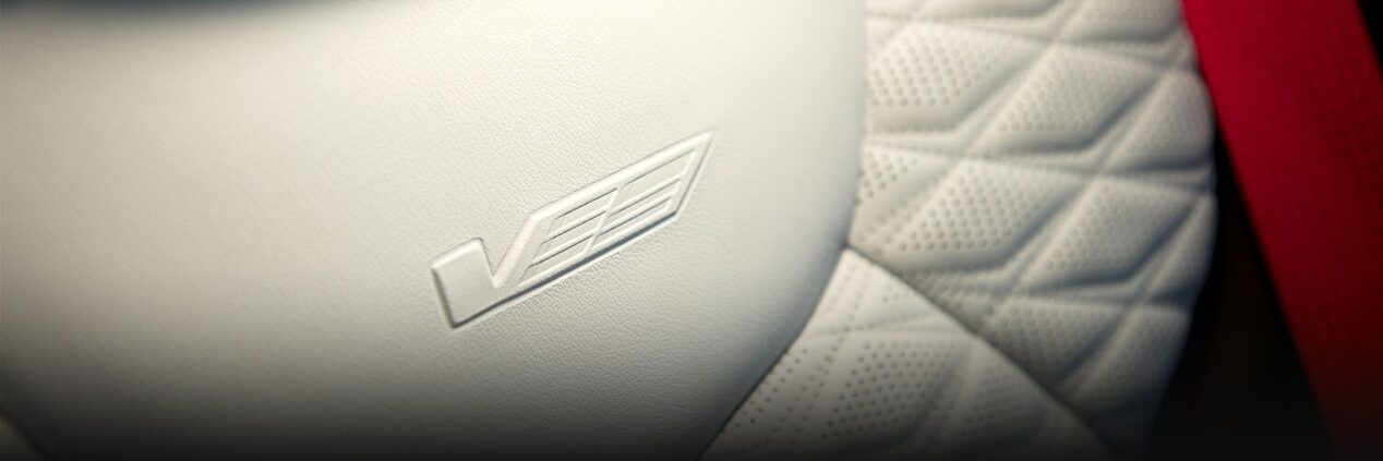 Vue rapprochée d’un siège ergonomique de la Cadillac CT4-V 2024.