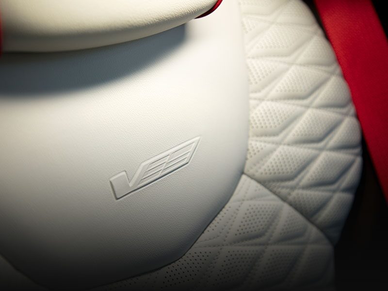 Vue rapprochée d’un siège ergonomique de la Cadillac CT4-V 2024.