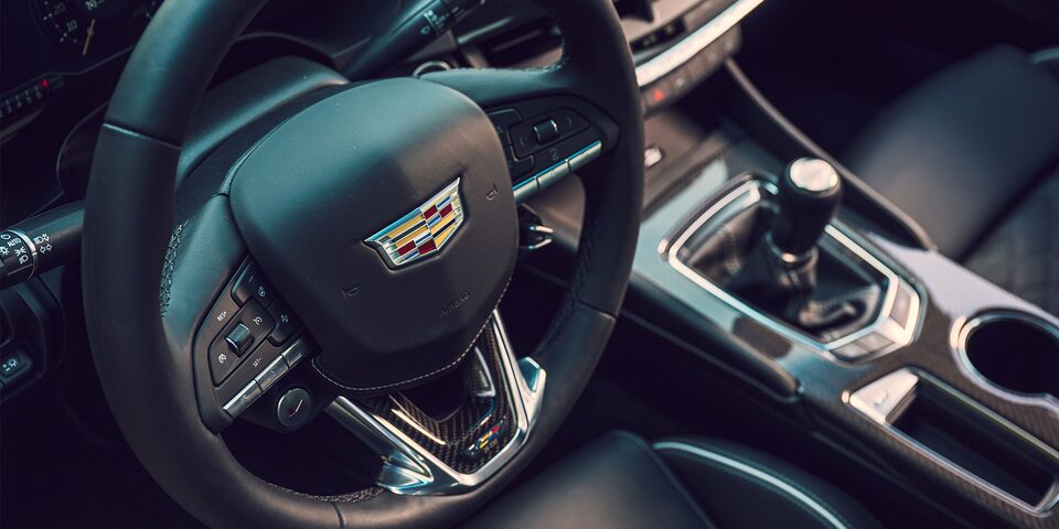Vue d’ensemble du volant de la Cadillac CT4-V 2024.