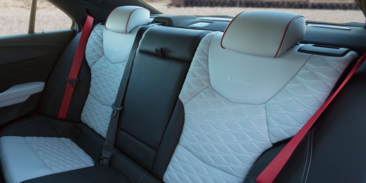 Les sièges arrière de la Cadillac CT4-V 2024 et ses ceintures de sécurité rouge flamme.