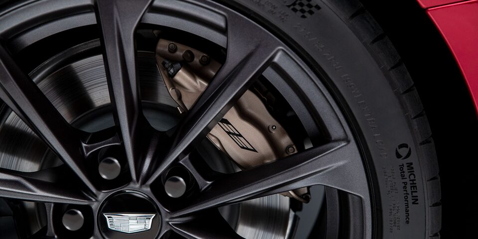 Les freins de performance BremboMD de la Cadillac CT4 2024 de série V.
