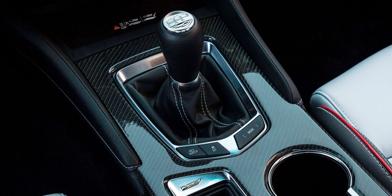 Le levier de vitesses de la Cadillac CT4-V 2024.