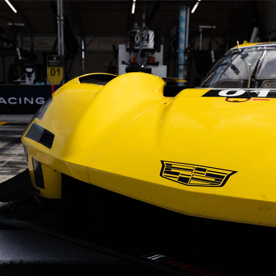 Vue rapprochée de la voiture de course V-Series.R de Cadillac Racing.