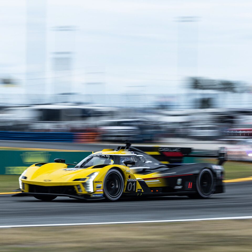 Une voiture de course V-Series.R. de Cadillac Racing qui vrombit sur la piste.