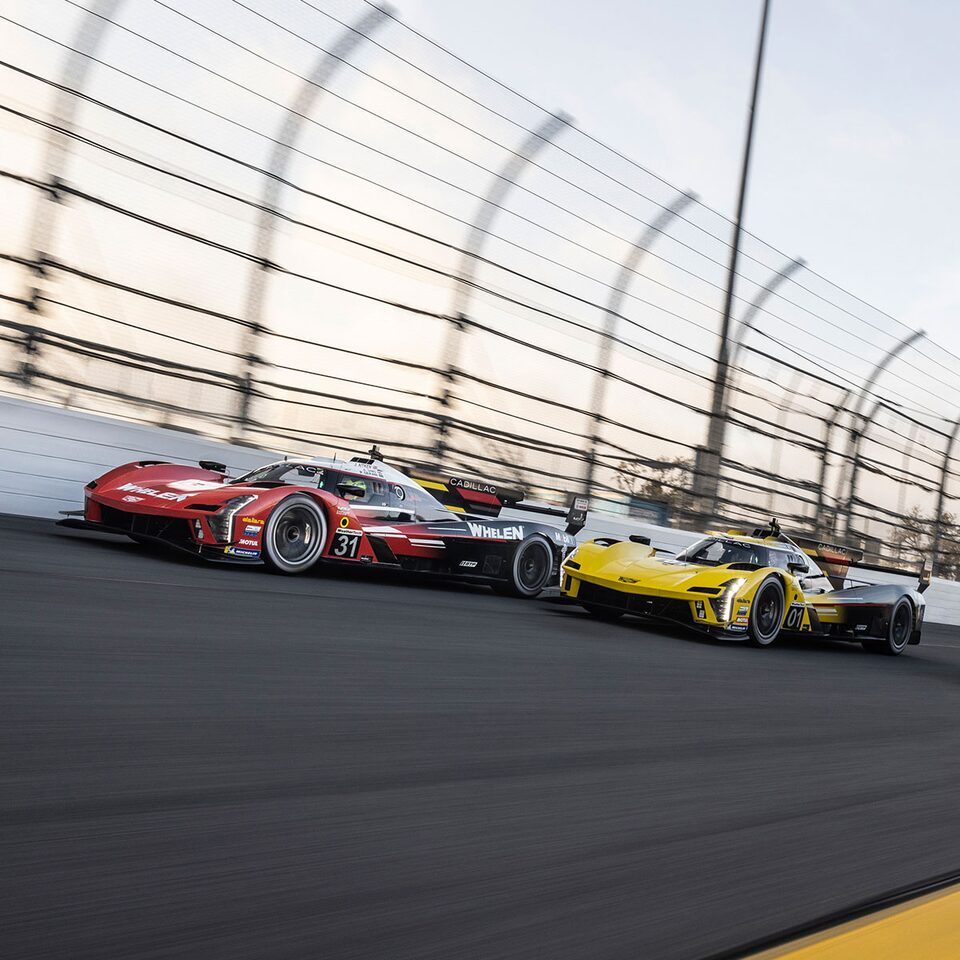 Deux voitures de course V-Series.R. de Cadillac Racing qui vrombissent sur la piste.