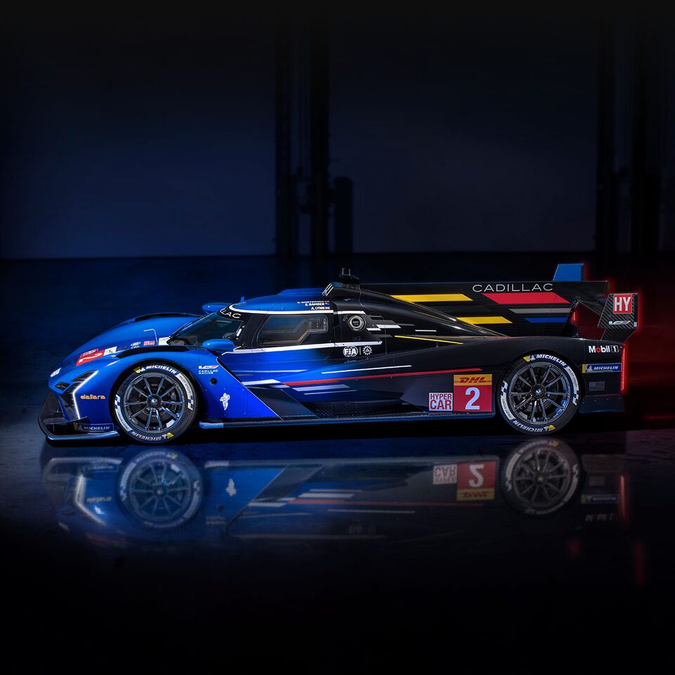 Prototype de voiture de course électrifiée V-Series.R bleu.