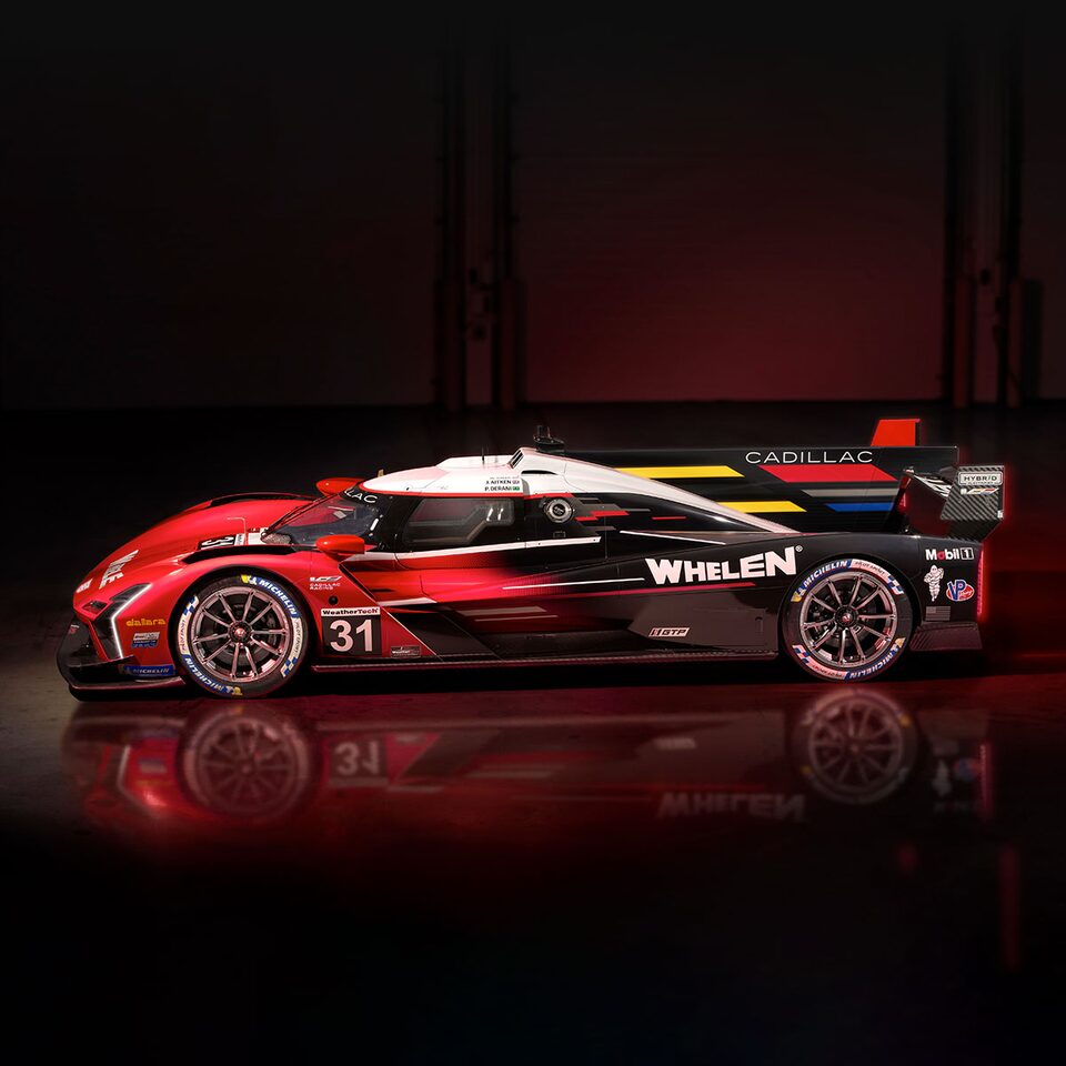 Prototype de voiture de course électrifiée Cadillac V-Series.R rouge.