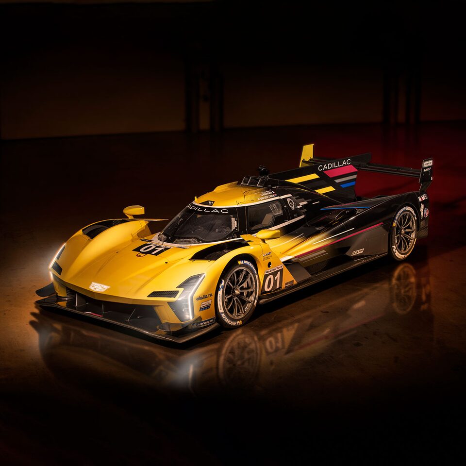 Prototype de voiture de course électrifiée Cadillac V-Series.R jaune.