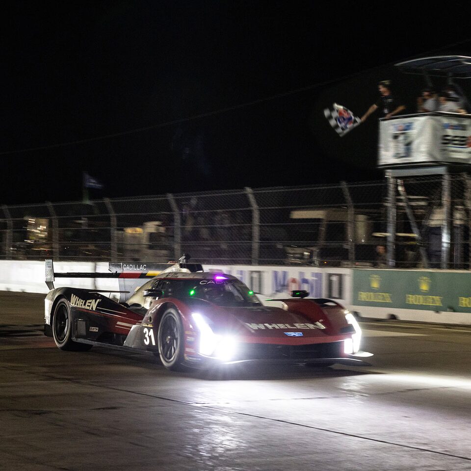 Voiture de course Cadillac avec lumières allumées.