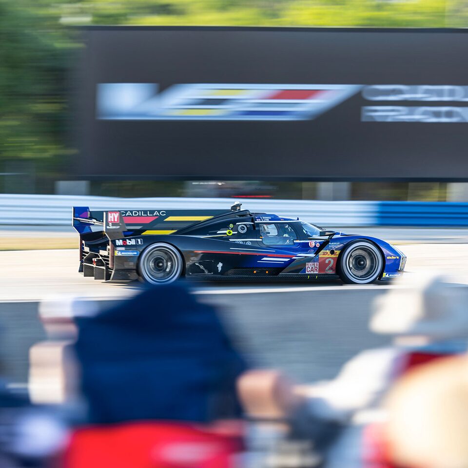 Cadillac voiture de course zoom sur la piste de course.