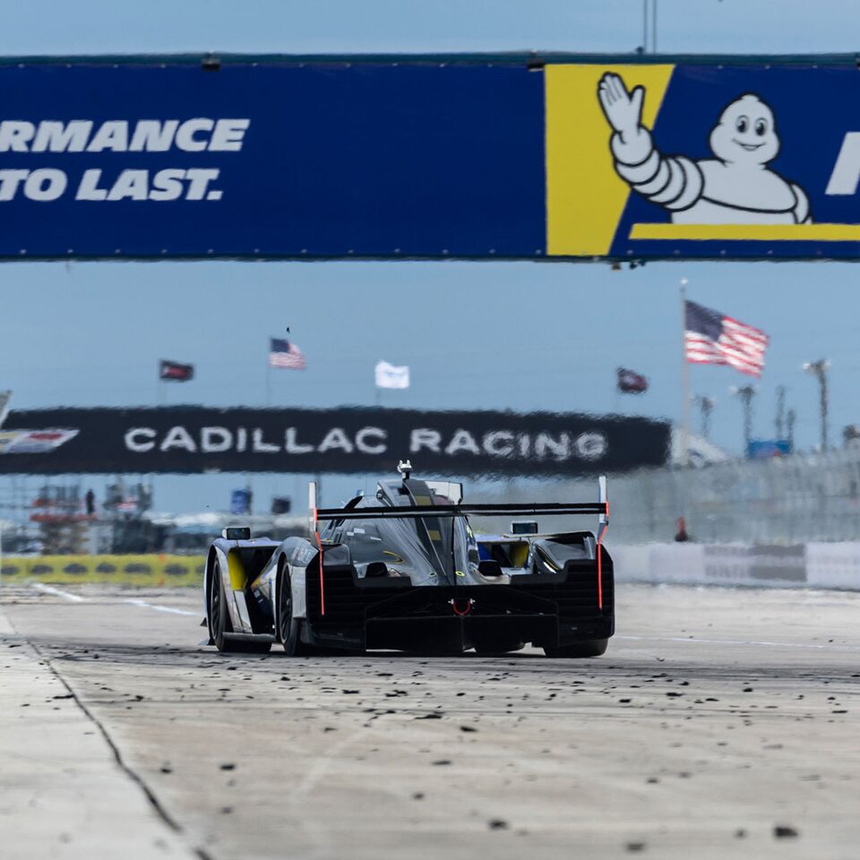 Course Cadillac avec pneus Michelin.