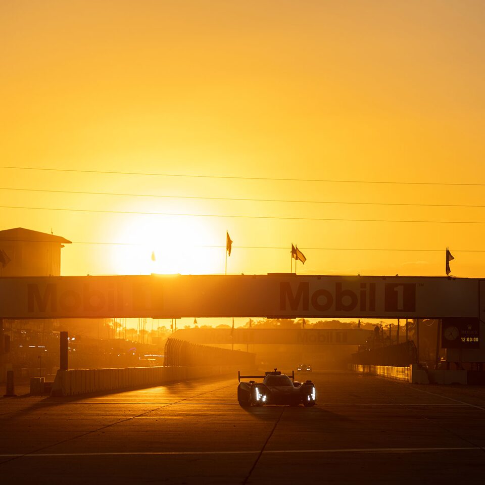 Course de Cadillac pendant un coucher de soleil.